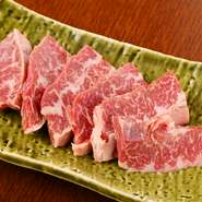 価格を抑えて上質な肉を仕入れるため、ブランドにはあえてこだわらず、あくまでも肉質を重視。肉に下味を付けず、味わうのが北見焼肉のスタイルだそう。火を通さない秘伝の自家製つけだれにつけていただきます。