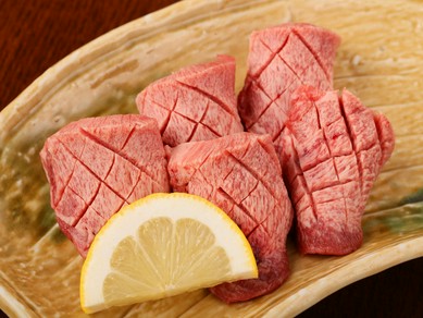 生肉にこだわり、根元の良質なところだけを厳選。塩だけで美味しさを堪能するのがオススメの『生牛タン』