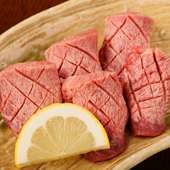 生肉にこだわり、根元の良質なところだけを厳選。塩だけで美味しさを堪能するのがオススメの『生牛タン』