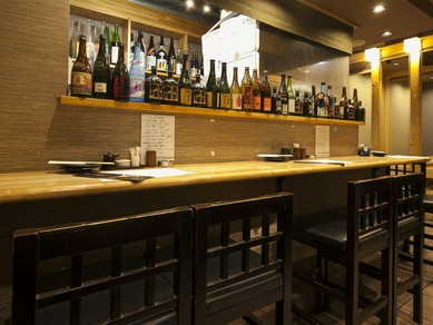 職人さんとの会話も楽しめるカウンター