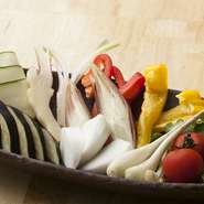 旬野菜を10～12種類、その日の仕入れから選び盛り付け。サラダというより「野菜のお刺身」という感覚です。