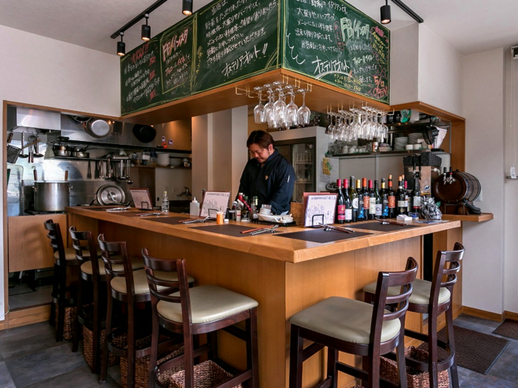 一人客でも気軽なカウンター席を完備