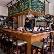 L字形のカウンター席は6席あり、女性の一人客でも気軽に入店できるくつろぎの空間。オープンキッチンなので、調理のライブ感覚も楽しいもの。シェフとのおしゃべりの中で、あれこれと料理に注文もできます。