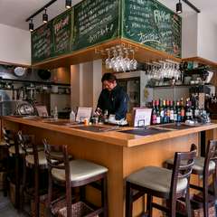 一人客でも気軽なカウンター席を完備