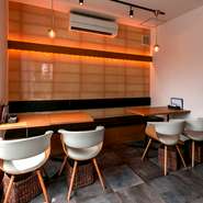 テーブル席は2名掛けが4卓あり、合計8名。ほかにカウンターが6席あり、貸切なら最大14人まで収容可能。少人数から仲よしメンバーでの宴会、貸切パーティーはいかが？　飲み放題込みのコースも用意されています。