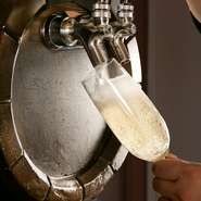 イタリア直送の樽生スパークリングが味わえる希少な店。樽生微発泡の爽やかさが評判です。プロドライ（白）とジラモンド（赤）の2種類があり、白は辛口、赤は甘口。グラスもカラフェもアリ。