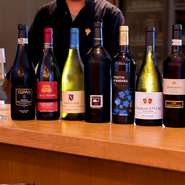 イタリア料理といえば、お供は当然ワイン。『フェウドアランチョ　インツォリア』などイタリアワインを中心に、全世界から上質なワインを20種類ほど用意。シェフに尋ねれば、料理に合うワインを教えてくれます。