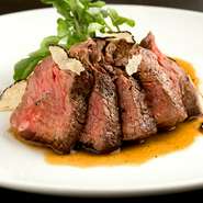選りすぐった上質な牛フィレ肉をソテーし、特製のソースで提供。トリュフの豊かな風味が鼻腔をくすぐります。ソースはマデラソースのほか、リクエストにも応えてくれます。要望に沿った焼き加減も絶妙！