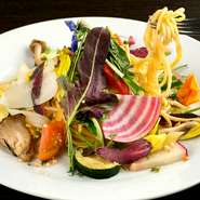 栄養たっぷりな温野菜とシャキシャキの生野菜を合計25種類ほど使用している、ヘルシー感満点なパスタ。ニンニクと唐辛子の風味が食欲をそそります。麺は手打ちのキターラで、モチモチの食感がたまりません。