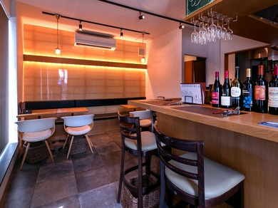 飲み物は厳選イタリアワインのほか焼酎やホッピーも