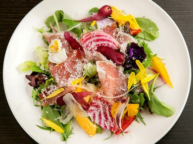 生ハムと野菜の絶妙なコンビネーション！『生ハムと彩り野菜のサラダ』