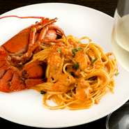 新鮮なオマール海老を殻ごとボイルし、ダイナミックにパスタにトッピング。上品な海老のエキスがソースにじんわりと浸透し、トマトソースの酸味との相性が抜群。