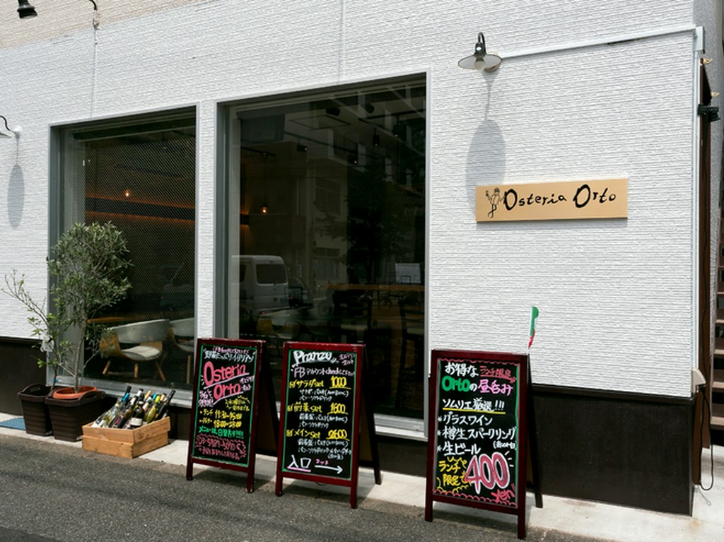 開放的な大きな窓と白い壁が印象的