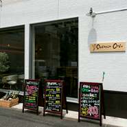 三軒茶屋駅から徒歩10分。開放的な大きな窓と白い壁が印象的なイタリア料理店。店頭の立て看板にも注目！