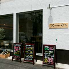 開放的な大きな窓と白い壁が印象的