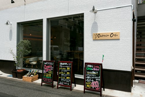 開放的な大きな窓と白い壁が印象的