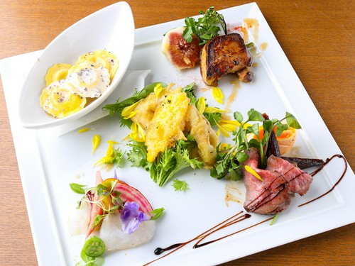 仕入れにより異なるメニューが魅力。多彩な味わいに出合える一軒