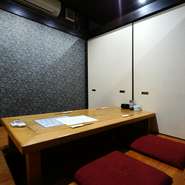 カウンター席の他は、全部の座席が個室となっています。すべての部屋に掘りごたつが設置されているので、お座敷なのに足のしびれとは無縁。気兼ねなくリラックスした時間を過ごせます。