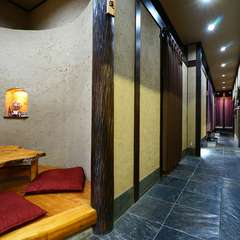 個室から大広間へ大変身する座敷が団体利用に好適