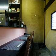 個室がメインのお店ですが、カウンター席も用意されています。居心地がよく、つい長居してしまいそうなカウンター席は、ひとりでも気軽に入れる落ち着いた空間。季節のお酒を軽く一杯、いかがですか？