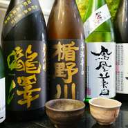 お酒の種類が豊富で、メニューに載らない季節のお酒も楽しめます。どんなお酒が登場するかは、時期がきてからのお楽しみ。コースメニューには飲み放題をつけることができるので、お酒が大好きな人には朗報です。
