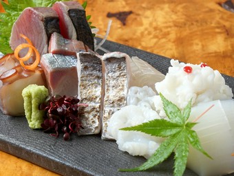 新鮮で種類豊富な魚介を一皿で堪能、味覚や食感、季節感などさまざまな視点から楽しめる『造り盛り合わせ』