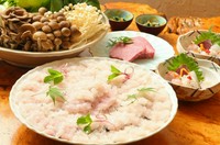 つきだし・造りの盛り合わせ・熊野牛の料理・はもすき・にゅうめんがいただけます。熊野牛と鱧を同時に味わえる魅力的な構成。肉本来の旨味を感じられる熊野牛と、鱧の優しい味わいに至福の時間が流れます。