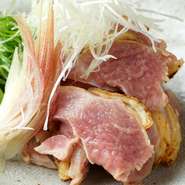 朝引きの地鶏を使用しているので鮮度は折り紙つき。歯応えのある肉質で噛んでいると甘みが出てきて、肉のおいしさをより一層感じられます。みょうがやねぎなどの薬味と一緒にポン酢でいただくのがおすすめ。