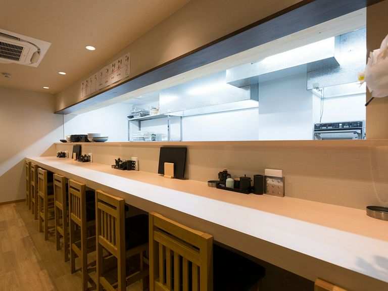 広々としたカウンター席は、お一人様のための特等席