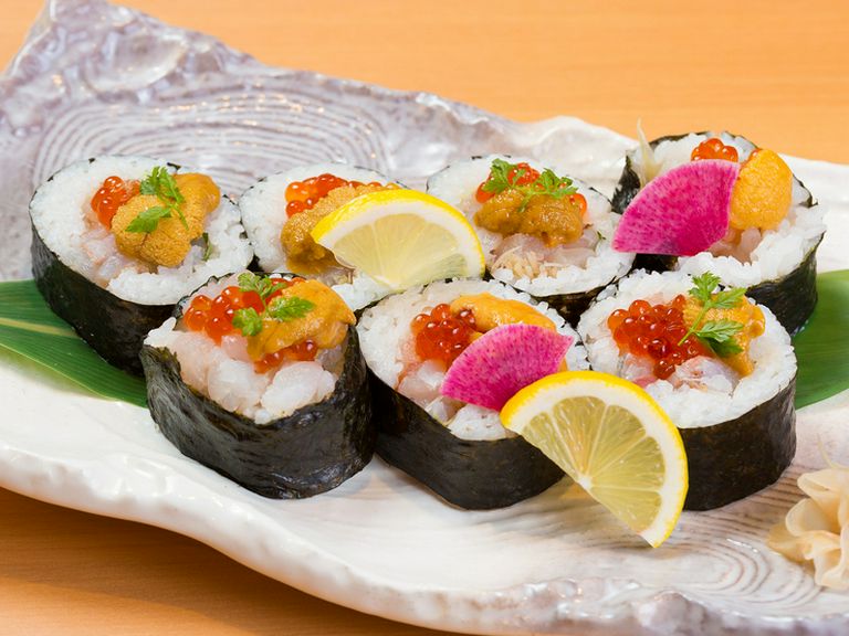 いろいろな魚を味わえる『ゆめ吉巻き（7種・うにいくらのせ）』