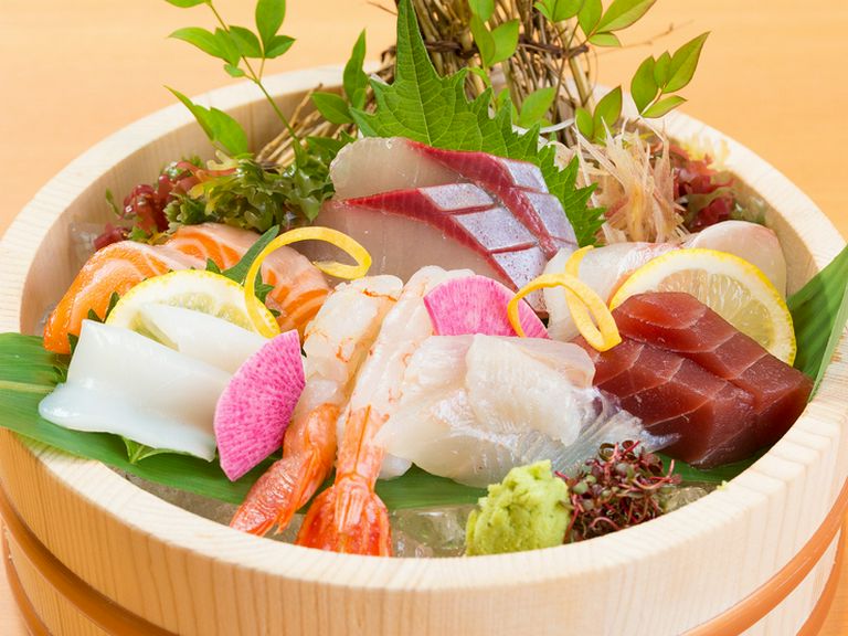 鮮魚を満喫！『おけ盛り七種（ひらめ・はまち・サーモン・赤えび・たい・いか・めばち）』