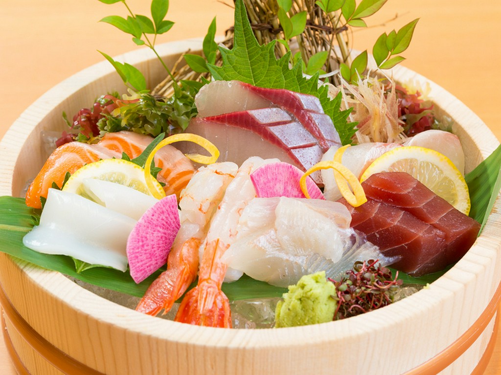 鮮魚を満喫！『おけ盛り七種（ひらめ・はまち・サーモン・赤えび・たい・いか・めばち）』