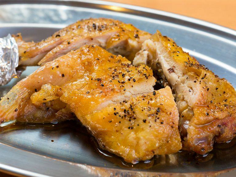 外はパリッと、身はジューシーで驚くほどに柔らかい『骨付鳥(ひな鳥)』