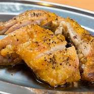 丸亀名物の『骨付鳥』。オーブンでじっくり焼く事により、外はパリッと中はフワッとした食感を楽しめるようになっています。温度を少し低めに設定してあり、身の柔らかさは驚くほどです。