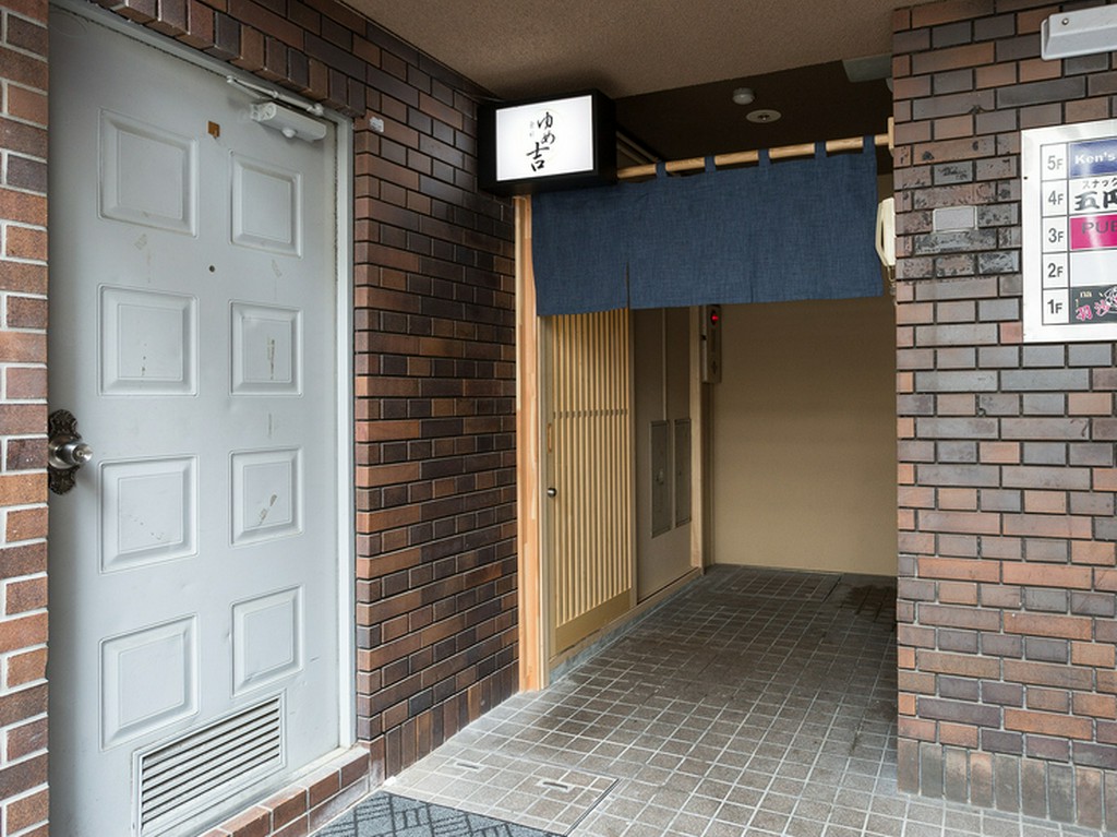 ビルの1F、奥まったところにある隠れ家的な店