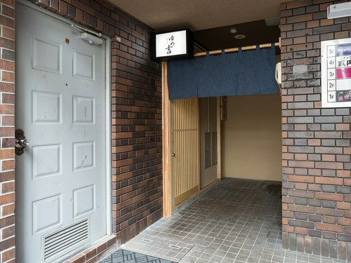 ビルの1F、奥まったところにある隠れ家的な店