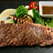 国産牛のサーロインを自慢のグリルでじっくり丁寧に焼き上げれば、肉の旨みが凝縮されジューシィなおいしさが味わえます。国際的な街でも日本らしさを感じてもらおうと、わさびで食べるのもポイントです。