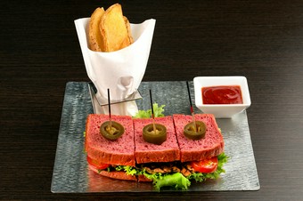 ふっくらトーストではさみ込んだ『R2チャーグリルステーキサンドイッチ』