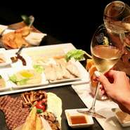 有名ブランドのパーティも手掛けるシェフによる見た目もスタイリッシュなパーティコース。
ゆったりおくつろぎいただけるソファー席にてご提供いたします。