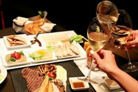 有名ブランドのパーティも手掛けるシェフによる見た目もスタイリッシュなパーティコース。
ゆったりおくつろぎいただけるソファー席にてご提供いたします。