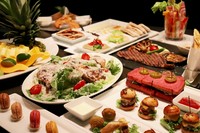 R2スペシャルサラダ／生ハム＆ポテトサラダ／トマト、モッツァレラ／フライドポテト／スパイシーチキン／ピッツァ　セッポリーニ／季節のパスタ／ビーフステーキ＆グリルチキン＆豆ミックス／一口デザート