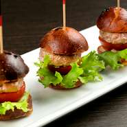 私は高級ブランドのケータリングのシェフも努めたことがあるため、その経験を活かし、片手でつまめるかわいい料理も提供しています。「SNS映えする！」と女性に大変好評なので、ぜひ味わってみてください。				