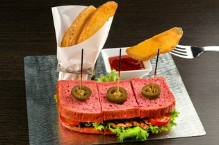 ふっくらテイストの『R2チャーグリルステーキサンドイッチ』			