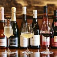 スパークリング・赤・白のワインはすべてフランス産で約70種を常備しています。季節ごとにおすすめワインはグラスでも楽しめます。