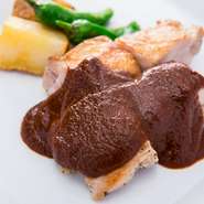 チキンソテーをメキシコの代表的なカカオソースで！