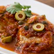 メキシコの魚料理の代表でオリーブ、ケッパーなど、スペインの食材を入れて、トマトソースで煮込みました。