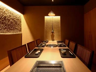 4〜8名まで利用可能な完全個室を10部屋完備