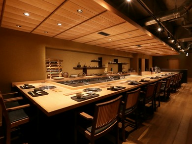 カウンター席、ふたりを彩るおもてなし