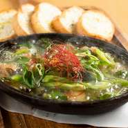 新鮮な牛モツと京野菜の九条ネギを使った、
旨みたっぷりのアヒージョです。