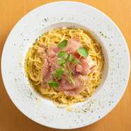 濃厚なチーズと卵の旨みたっぷり！
当店人気のパスタです。